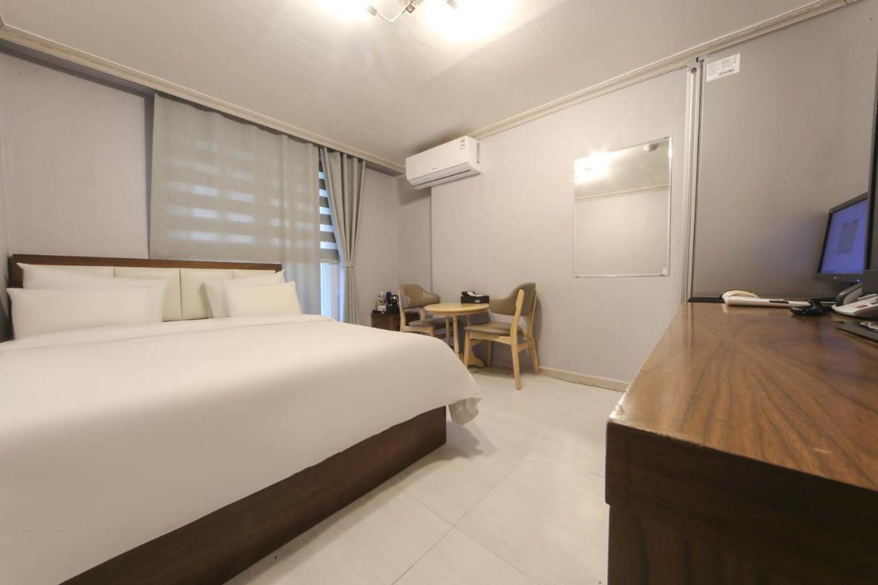 Goodstay Grand Motel Chuncheon Exterior photo
