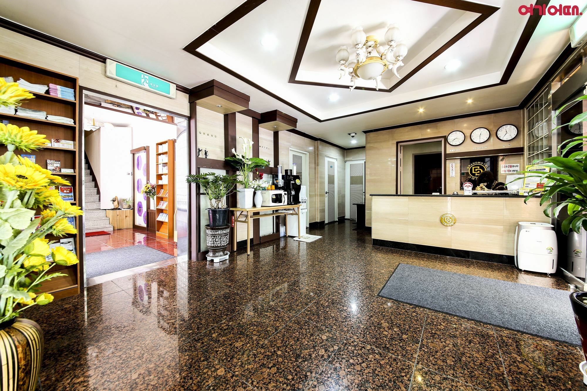 Goodstay Grand Motel Chuncheon Exterior photo
